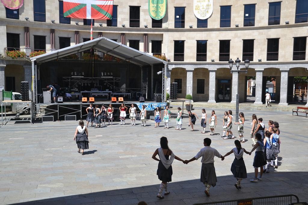 Dantza-plaza VS plaza-dantza