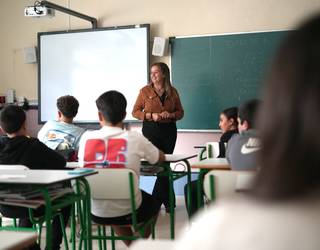 Arrazakeriaren inguruko eztabaida, hamaboskaritik ikasgelara