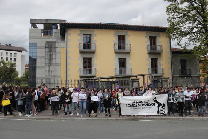 Aiaraldeko mugimendu feministaren epaitegiko protesta