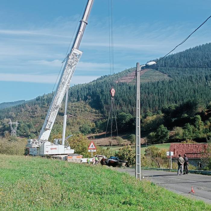 Hiru orduz eten behar izan dute trafikoa Okondo eta Ibaguen artean, makina bat errepide ertzean erori delako