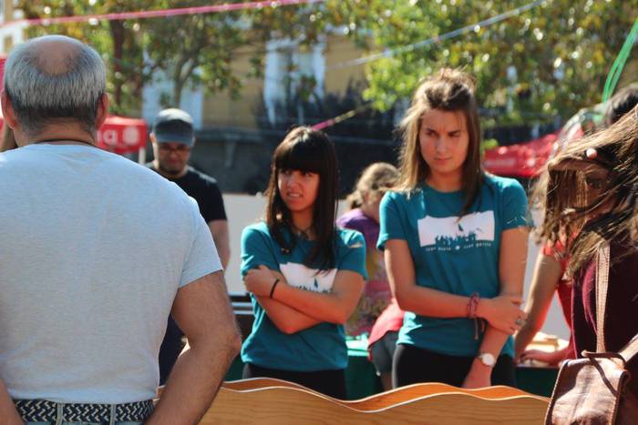 Gazte ugari batu zituen Inde 34 1508073955853