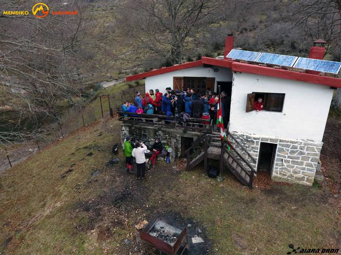 Aldapan gora agurtu dute Men 8 1514875693964