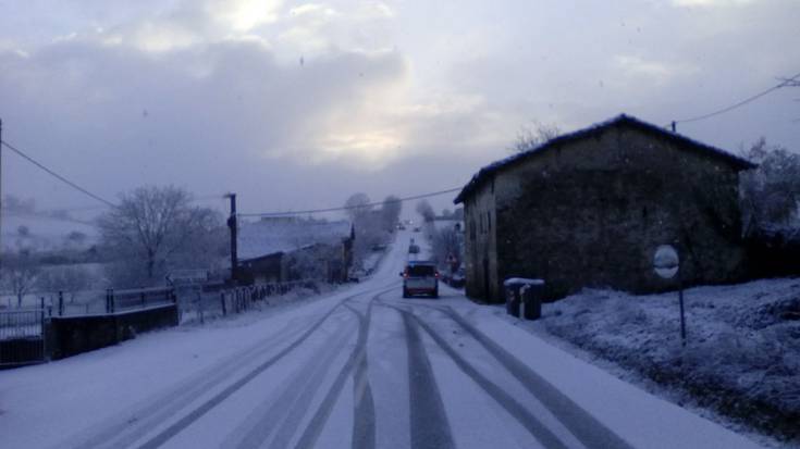 Zuriz jantzita esnatu da Aiaraldea