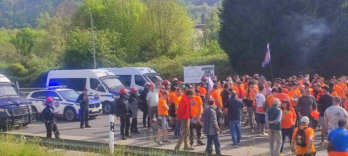 Tubos Reunidoseko bi langile 3 1776453823779