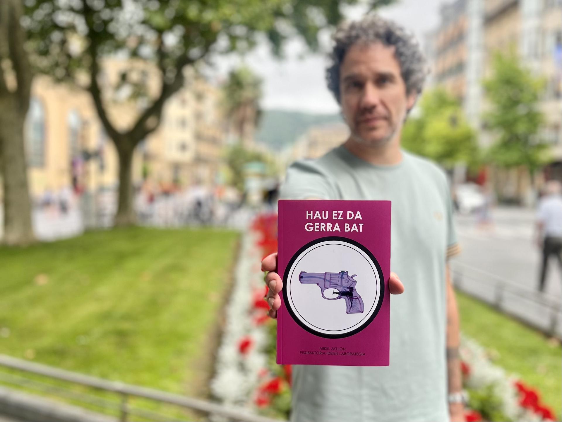 Piszifaktoriaren hiru antzezlan biltzen dituen “Hau ez da gerra bat” liburua kaleratu du Mikel Ayllonek