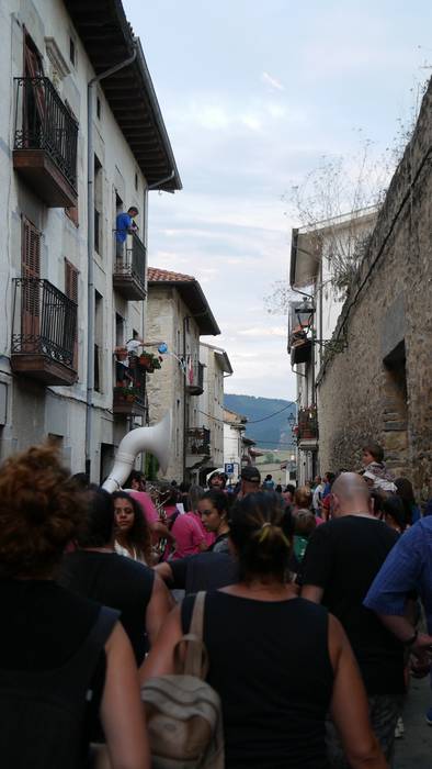 Ura eskatzen zeharkatu dute  40 1536436967142