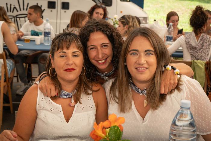 Ehunka lagun bildu dituzte j 75 1757018535437