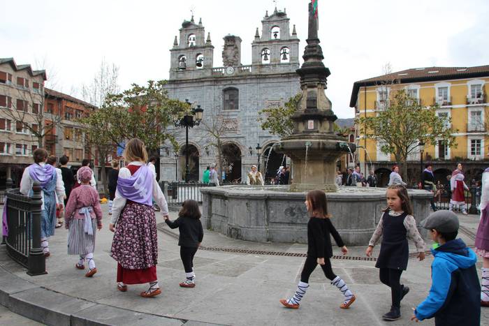 Dantzaren bidez aldarrikatu  38 1520777995033