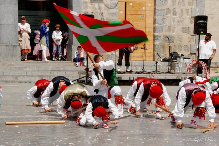 Dantza taldeak taldeak izan  198 1496057292968