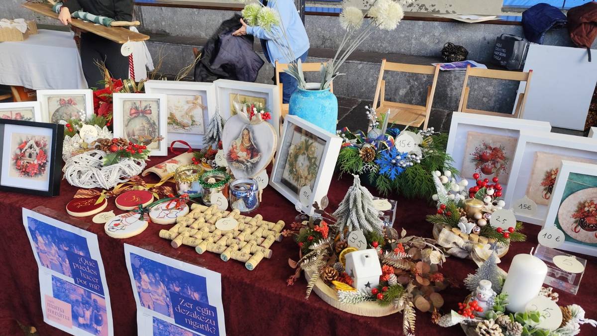 Elkartasunaren zapore gozoa izan zuen atzoko Gabonetako azokak Artziniegan