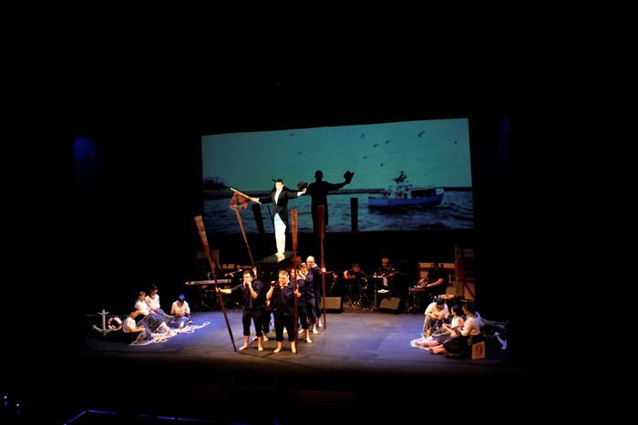 Eskualdeko ehundik gora dantzari eta musikarik koloreztatu zuten Amurrio Antzokiko oholtza - 43