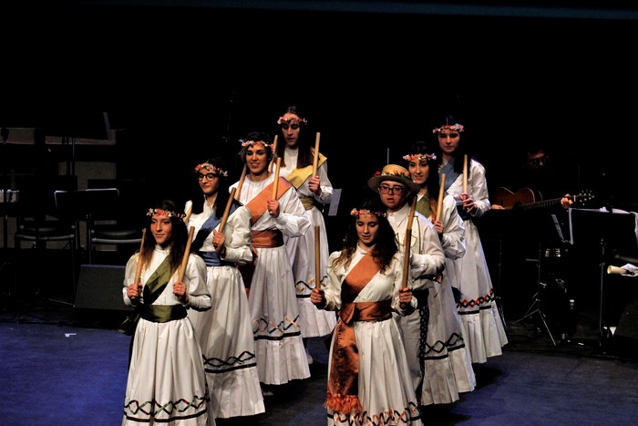 Eskualdeko ehundik gora dantzari eta musikarik koloreztatu zuten Amurrio Antzokiko oholtza - 11