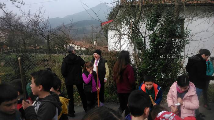 Eguen Zuri etxez etxe ospatz 6 1487890623161