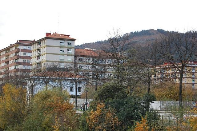 Laudion hutsik dauden 660 etxebizitzen jabeek %50eko errekargua ordaindu beharko dute Ondare Higiezinen Zergan