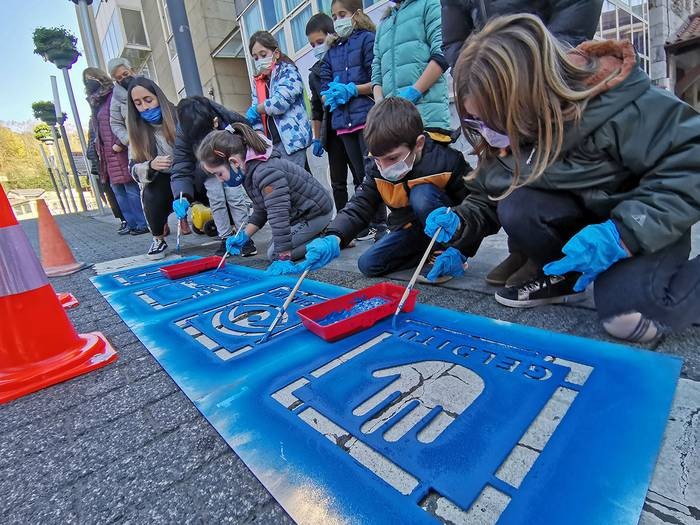 Espektro autistaren nahasmendua duten aiaraldearren familiak zerbitzurik gabe geratu direla salatu dute
