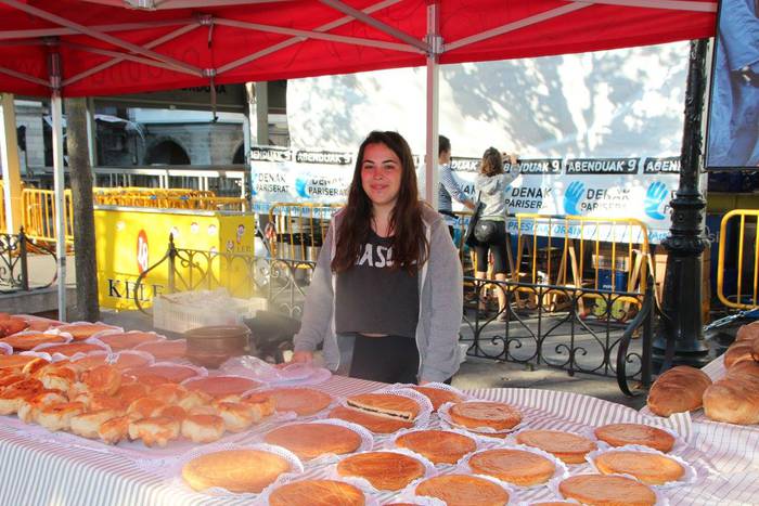 Gazte ugari batu zituen Inde 37 1508073973015