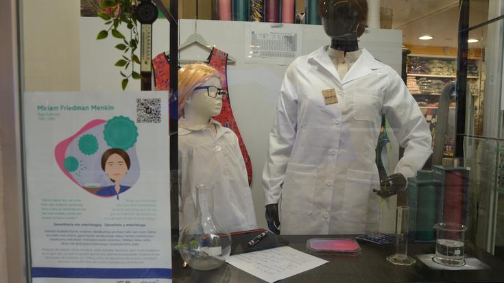 Laudioko saltokiek bat egin dute “Otsailaren 11 erakusleihoak” ekimenarekin