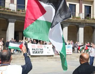 Palestinar Lurraren Egunean Gazako genozidioaren kontrako aldarria atera dute plazara