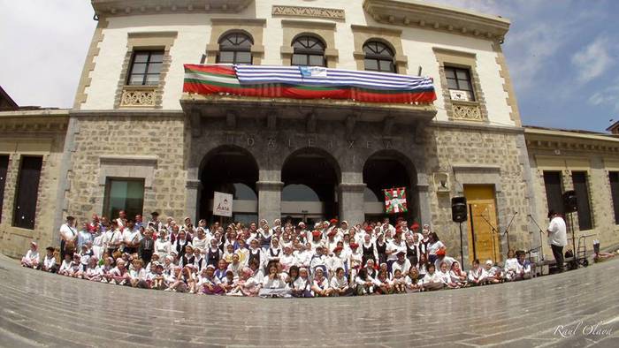 Dantza taldeak taldeak izan  228 1496057491201