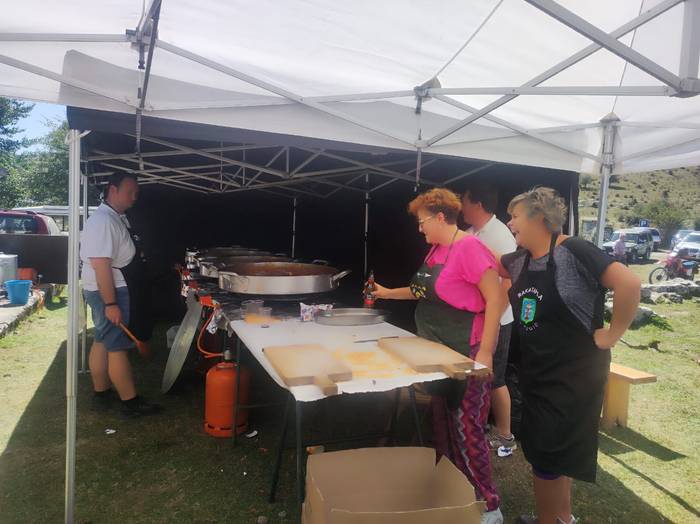 Aiaraldear ugari batu ziren  10 1757316265152