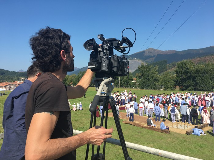 300 lagunek hartu dute parte Jose Arrueren margolanaren antzezpenean - 14