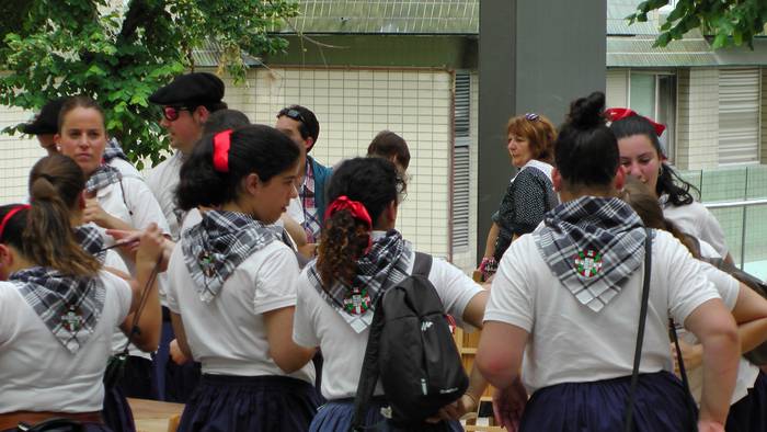 Dantza taldeak taldeak izan  179 1496056769337