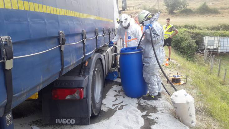 Gasolio isurketa bat kontrolatu dute suhiltzaileek