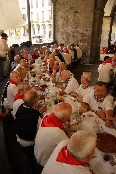 Ehunka kofrade bildu dira el 1 1756713941615