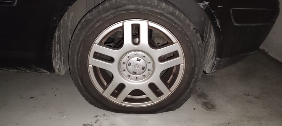 Herritar batek salatu du autoaren gurpilak zulatu dizkiotela