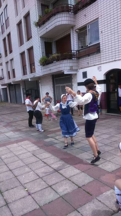 Dantza taldeak taldeak izan  232 1496057513209