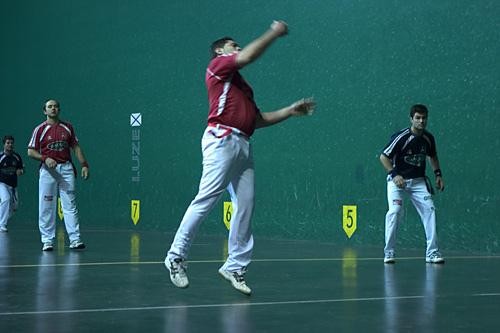 Bertso-pilota ikuskizun berritzailea Amurrioko Pilotalekuan gaur