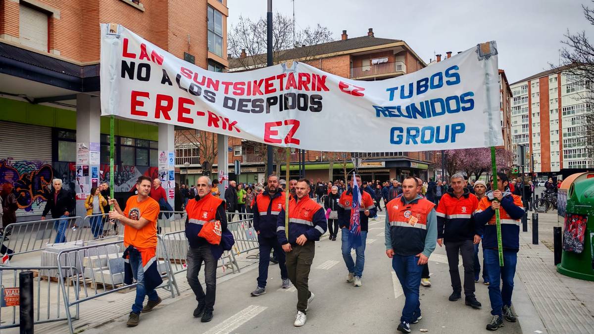 Tubos Reunidoseko langileek Martxoaren 3ko manifestazioan parte hartu dute pankarta propioarekin