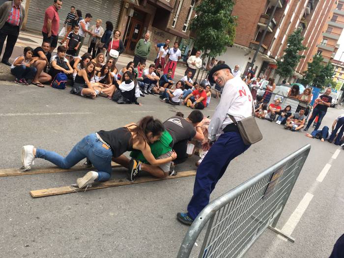 Suziria piztuta lehertu da j 54 1502814857396