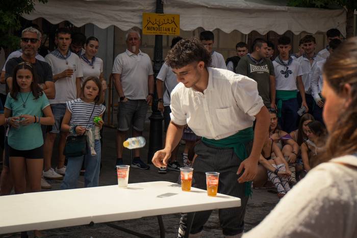 Ehunka lagun bildu dituzte j 12 1757018357601