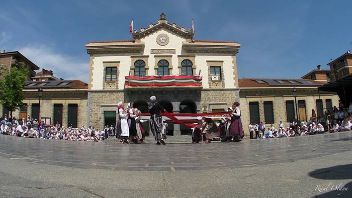 Dantza taldeak taldeak izan  224 1496057468665