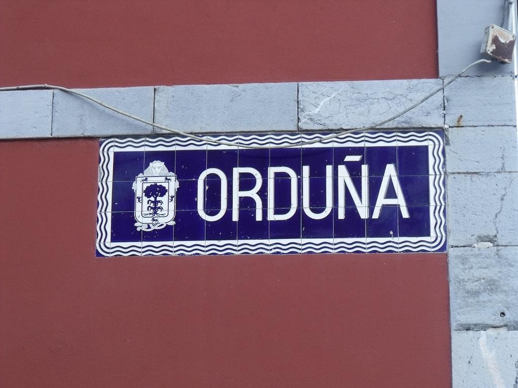 Bi helduren hilotzak topatu dituzte Urduñako etxe batean
