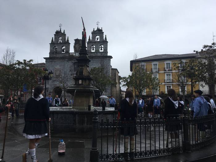 Kantuz aritu dira eskean kin 2 1517678876073