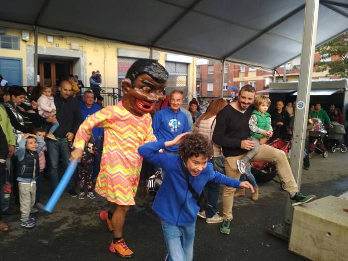 Inoiz baino jende gehiago bi 15 1505589956348