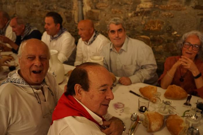 Ehunka kofrade bildu dira el 12 1756713981032