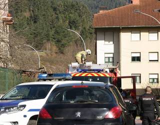 Zauriturik gabeko sutea Luiaondon, egurrez betetako etxola batean