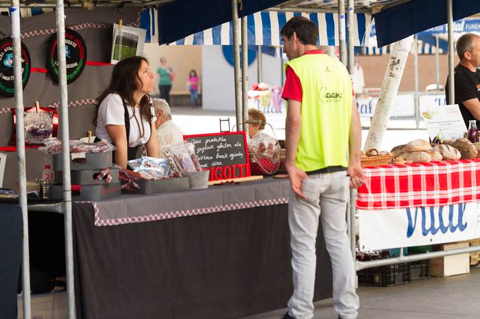 Ehunka dantzari eta ikusle b 50 1524466419900