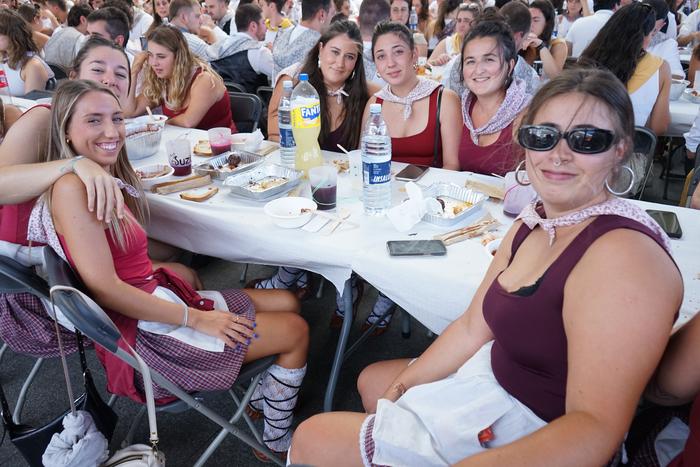 Jendetza batu da kuadrillen  8 1756401713826