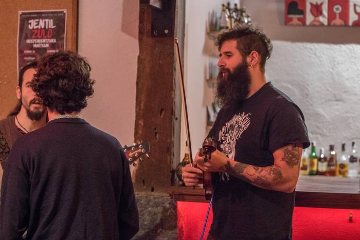 Parez pare zabaldu ditu atea 8 1511891906017