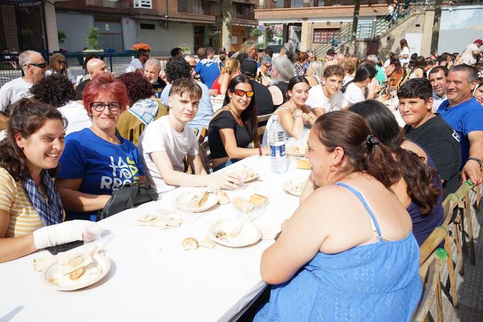 Ehunka lagun bildu ditu Lati 17 1758394273594