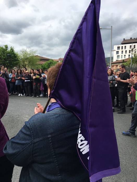 Aiaraldeko mugimendu feministaren epaitegiko protesta