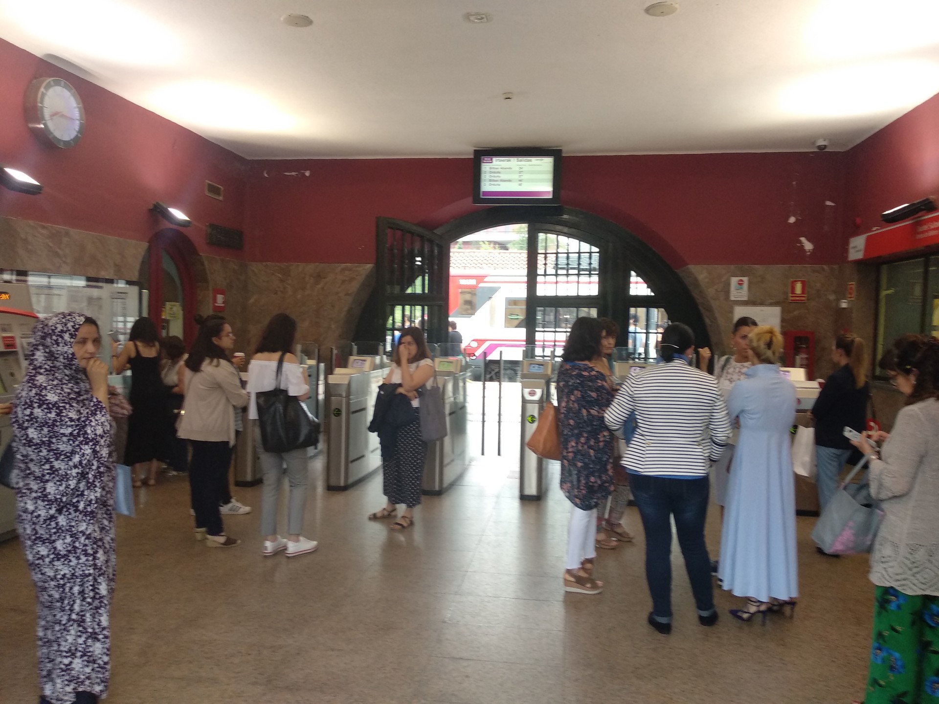 Renfek asteburuetako 5 tren zerbitzu etengo ditu eskualdean, obren ondorioz