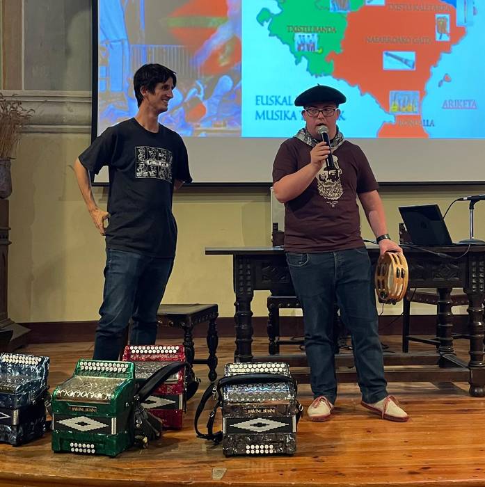 Lagun ugari elkartu ziren at 2 1752959083261