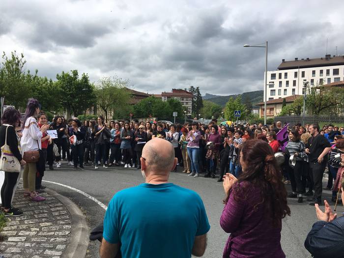 Aiaraldeko mugimendu feministaren epaitegiko protesta
