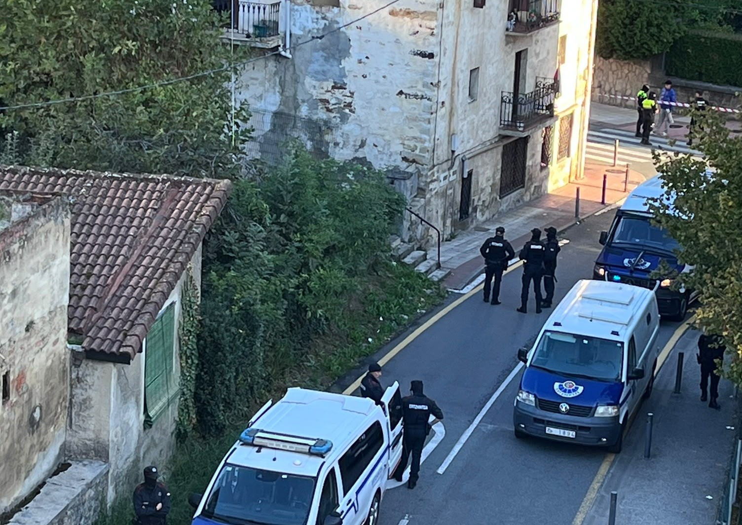 Landako kaleko etxe okupatua hustu dute, hamabi pertsona kale egoeran utziz