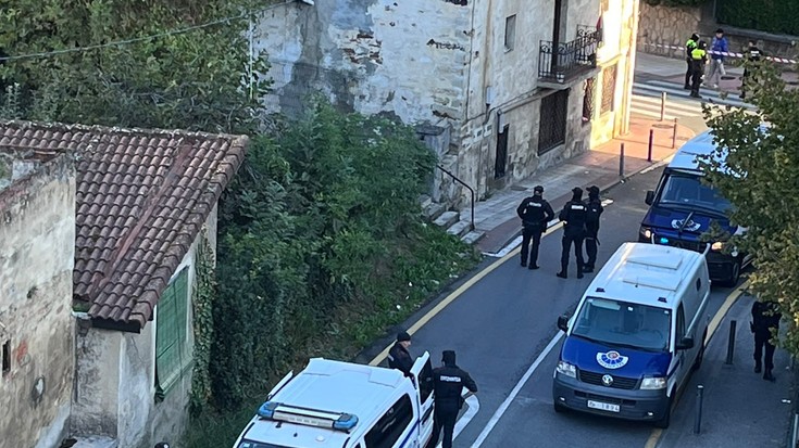 Landako kaleko etxe okupatua hustu dute, hamabi pertsona kale egoeran utziz